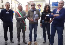 Gli organizzatori di Assoimprese con l'ex sindaco Luca Gosso in un momento della scorsa edizione. Da sinistra Paolo Mattali, Duilio Raspini, Alessandra Taricco, Paolo Robasto